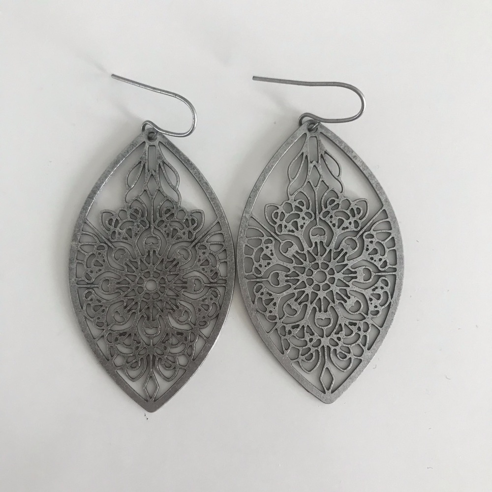 ❌ SOLD | Francesca’s Silver Filgree Drop Earrings